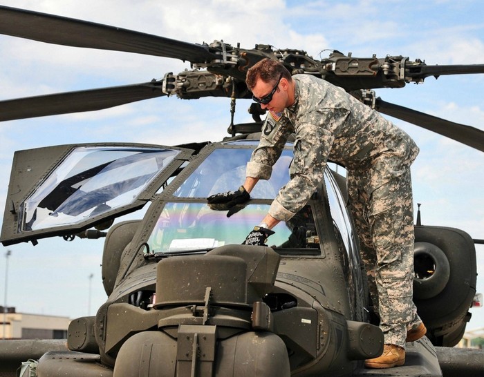 AH-64 là loại máy bay trực thăng hiện đại vẫn đang được sử dụng hiện nay. Với thiết kế để có thể hoạt động ở mọi địa hình, nó có khả năng hoạt động cả trong ngày hay đêm và trong điều kiện thời tiết bất lợi phi công sẽ dùng mũ có hệ thống quan sát thuận lợi cho việc chiến đấu.